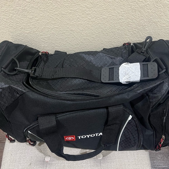 NWOT Toyota Black Duffel Bag by Leeds - Picture 3 of 11